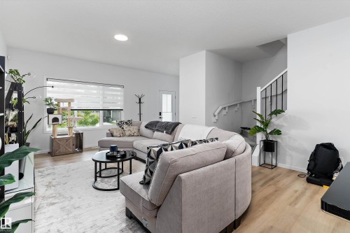 17818 70A Street Nw, Edmonton, AB - Indoor Photo Showing Living Room