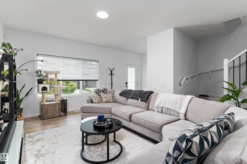 17818 70A Street Nw, Edmonton, AB - Indoor Photo Showing Living Room