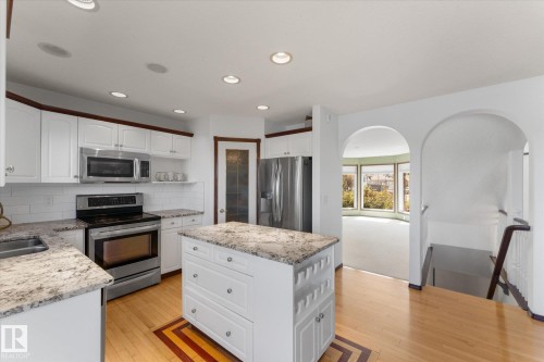 488 Klarvatten Lake Wynd Nw, Edmonton, AB - Indoor Photo Showing Kitchen With Upgraded Kitchen