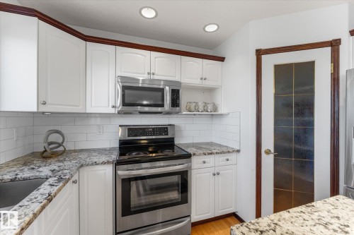 488 Klarvatten Lake Wynd Nw, Edmonton, AB - Indoor Photo Showing Kitchen With Upgraded Kitchen