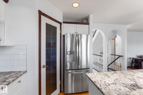 488 Klarvatten Lake Wynd Nw, Edmonton, AB - Indoor Photo Showing Kitchen With Upgraded Kitchen
