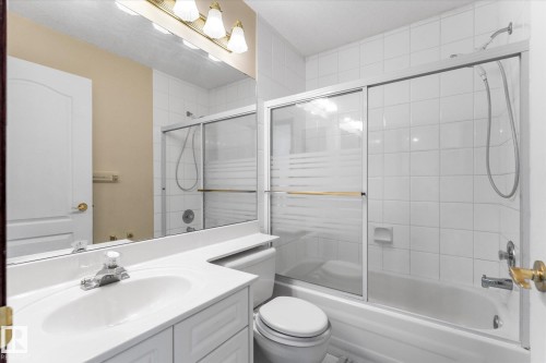 488 Klarvatten Lake Wynd Nw, Edmonton, AB - Indoor Photo Showing Bathroom