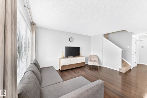 3920 6 Street Nw, Edmonton, AB - Indoor Photo Showing Living Room