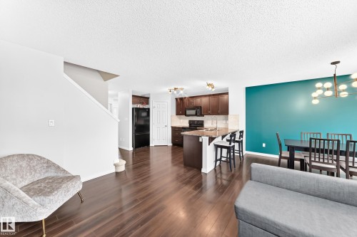 3920 6 Street Nw, Edmonton, AB - Indoor Photo Showing Living Room
