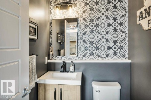 8423 23 Avenue Sw, Edmonton, AB - Indoor Photo Showing Bathroom