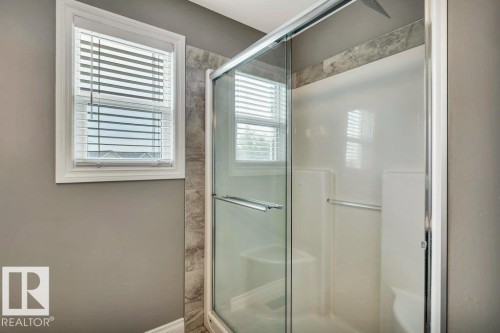 8423 23 Avenue Sw, Edmonton, AB - Indoor Photo Showing Bathroom