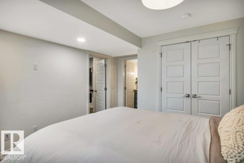 8423 23 Avenue Sw, Edmonton, AB - Indoor Photo Showing Bedroom