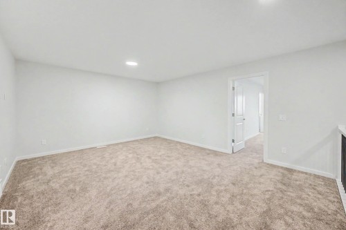 5435 Hawthorn Run Sw, Edmonton, AB - Indoor Photo Showing Other Room