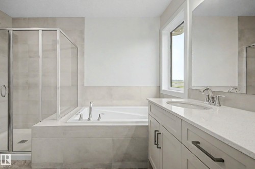 5435 Hawthorn Run Sw, Edmonton, AB - Indoor Photo Showing Bathroom