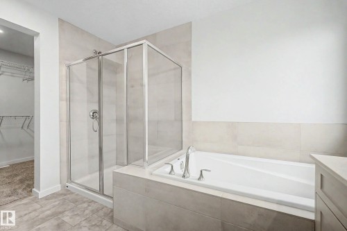 5435 Hawthorn Run Sw, Edmonton, AB - Indoor Photo Showing Bathroom
