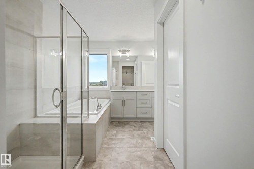 5435 Hawthorn Run Sw, Edmonton, AB - Indoor Photo Showing Bathroom