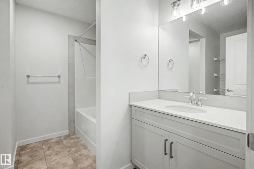 5435 Hawthorn Run Sw, Edmonton, AB - Indoor Photo Showing Bathroom