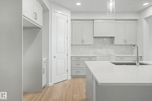 5435 Hawthorn Run Sw, Edmonton, AB - Indoor Photo Showing Kitchen