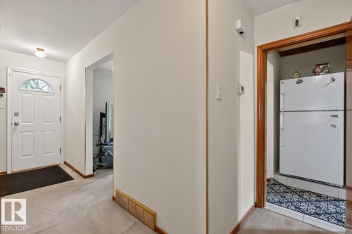 9419 65 Avenue Nw, Edmonton, AB - Indoor