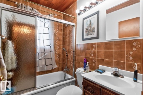 9419 65 Avenue Nw, Edmonton, AB - Indoor Photo Showing Bathroom