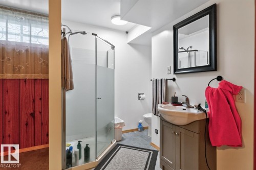 9419 65 Avenue Nw, Edmonton, AB - Indoor Photo Showing Bathroom