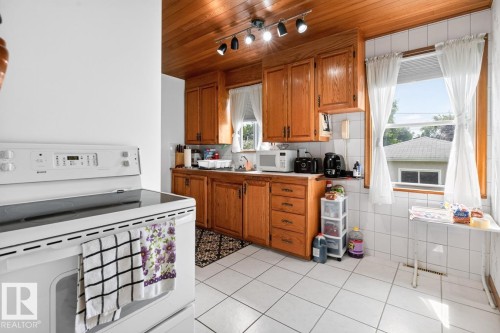9419 65 Avenue Nw, Edmonton, AB - Indoor