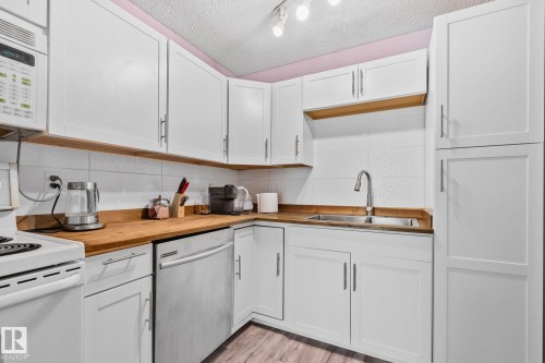 41 Akinsdale Gardens, St. Albert, AB - Indoor Photo Showing Kitchen With Double Sink
