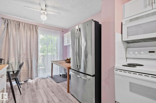 41 Akinsdale Gardens, St. Albert, AB - Indoor Photo Showing Kitchen