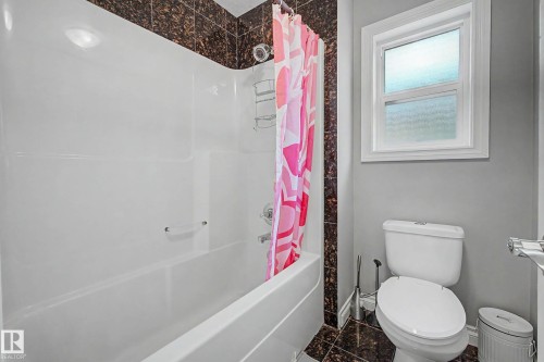 13608 160 Avenue Nw, Edmonton, AB - Indoor Photo Showing Bathroom