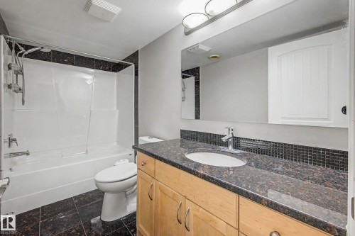 13608 160 Avenue Nw, Edmonton, AB - Indoor Photo Showing Bathroom