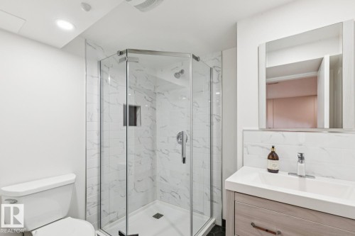 10151 71 Street Nw, Edmonton, AB - Indoor Photo Showing Bathroom