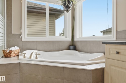 11543 11 Avenue Sw, Edmonton, AB - Indoor Photo Showing Bathroom