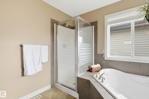11543 11 Avenue Sw, Edmonton, AB - Indoor Photo Showing Bathroom