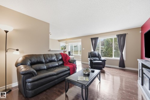 11543 11 Avenue Sw, Edmonton, AB - Indoor Photo Showing Living Room