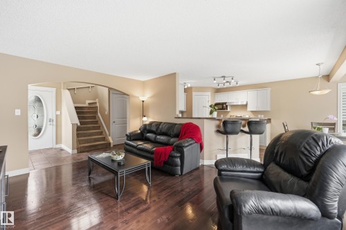 11543 11 Avenue Sw, Edmonton, AB - Indoor Photo Showing Living Room