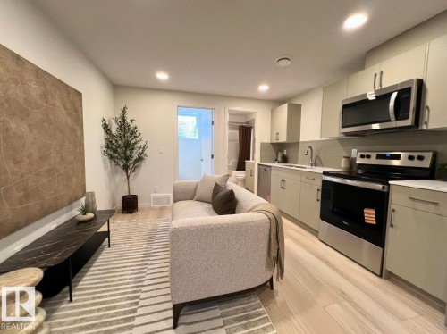 304 32 Street Sw, Edmonton, AB - Indoor Photo Showing Kitchen