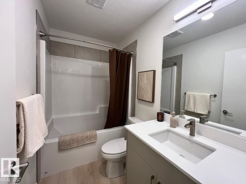 304 32 Street Sw, Edmonton, AB - Indoor Photo Showing Bathroom