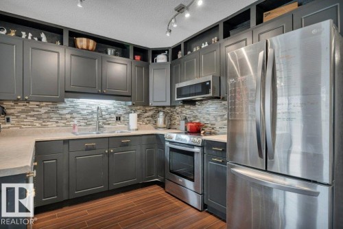 #34 2004 Grantham Ct Nw, Edmonton, AB - Indoor Photo Showing Kitchen With Double Sink With Upgraded Kitchen