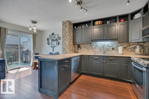 #34 2004 Grantham Ct Nw, Edmonton, AB - Indoor Photo Showing Kitchen With Upgraded Kitchen