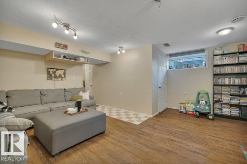 #34 2004 Grantham Ct Nw, Edmonton, AB - Indoor Photo Showing Living Room