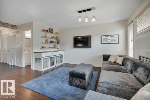 #34 2004 Grantham Ct Nw, Edmonton, AB - Indoor Photo Showing Living Room