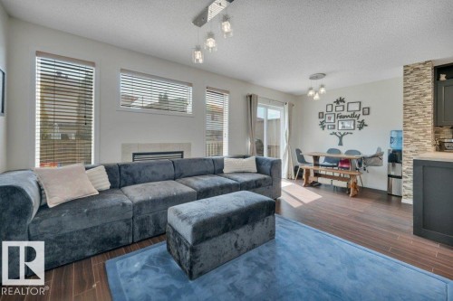 #34 2004 Grantham Ct Nw, Edmonton, AB - Indoor Photo Showing Living Room