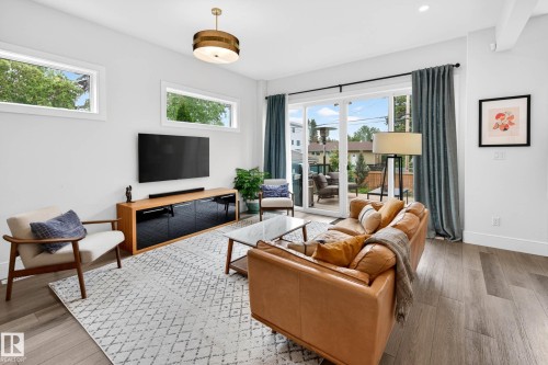 11743 83 Avenue Nw, Edmonton, AB - Indoor Photo Showing Living Room