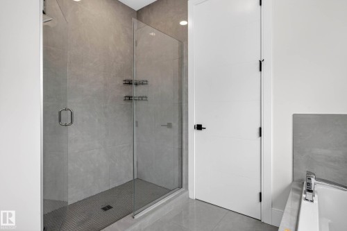 11743 83 Avenue Nw, Edmonton, AB - Indoor Photo Showing Bathroom