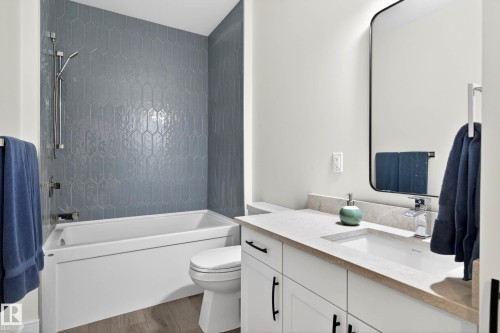 11743 83 Avenue Nw, Edmonton, AB - Indoor Photo Showing Bathroom