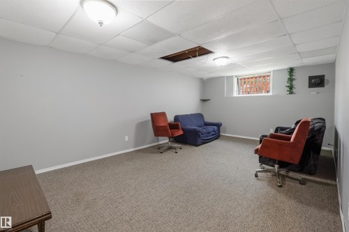 Wall-to-wall carpeting and neutral wall paint - 1055 Jones Crescent Nw, Edmonton, AB - Indoor