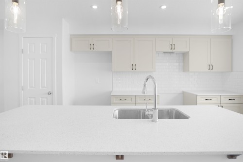 546 Ashgrove Circle, Leduc, AB - Indoor Photo Showing Kitchen With Double Sink With Upgraded Kitchen