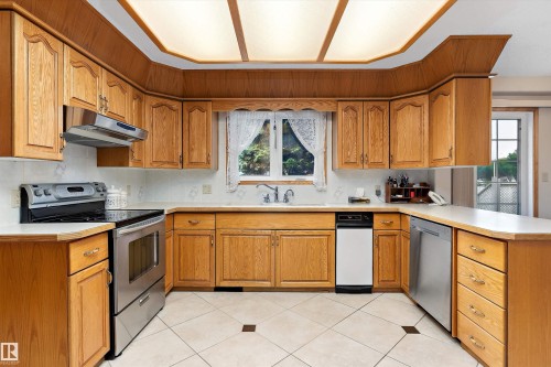 120 Northlake Lane, Wetaskiwin, AB - Indoor Photo Showing Kitchen