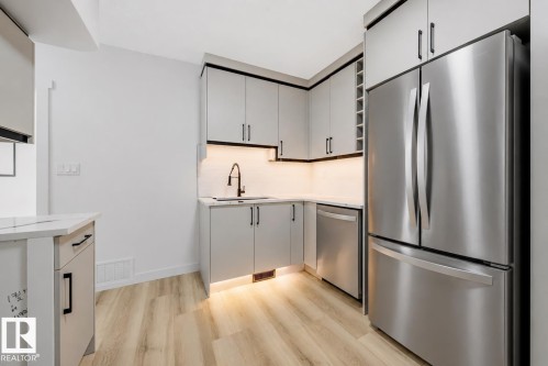 11927 68 Street Nw, Edmonton, AB - Indoor Photo Showing Kitchen