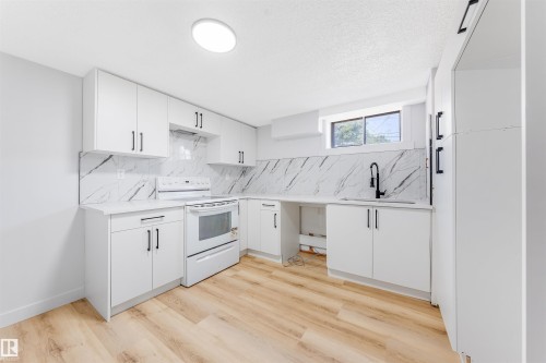 11927 68 Street Nw, Edmonton, AB - Indoor Photo Showing Kitchen