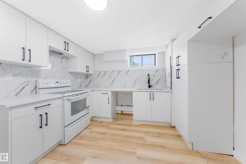 11927 68 Street Nw, Edmonton, AB - Indoor Photo Showing Kitchen