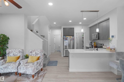 2551 12 Avenue Nw, Edmonton, AB - Indoor Photo Showing Kitchen