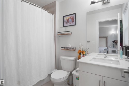 2551 12 Avenue Nw, Edmonton, AB - Indoor Photo Showing Bathroom
