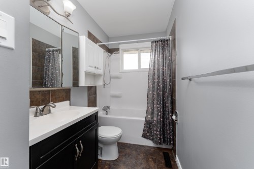 9012 Meadowlark Road Nw, Edmonton, AB - Indoor Photo Showing Bathroom