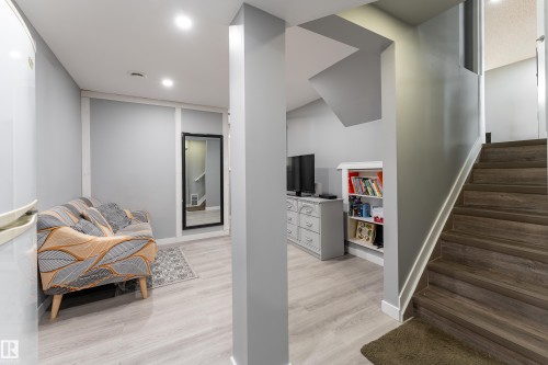 9012 Meadowlark Road Nw, Edmonton, AB - Indoor Photo Showing Other Room